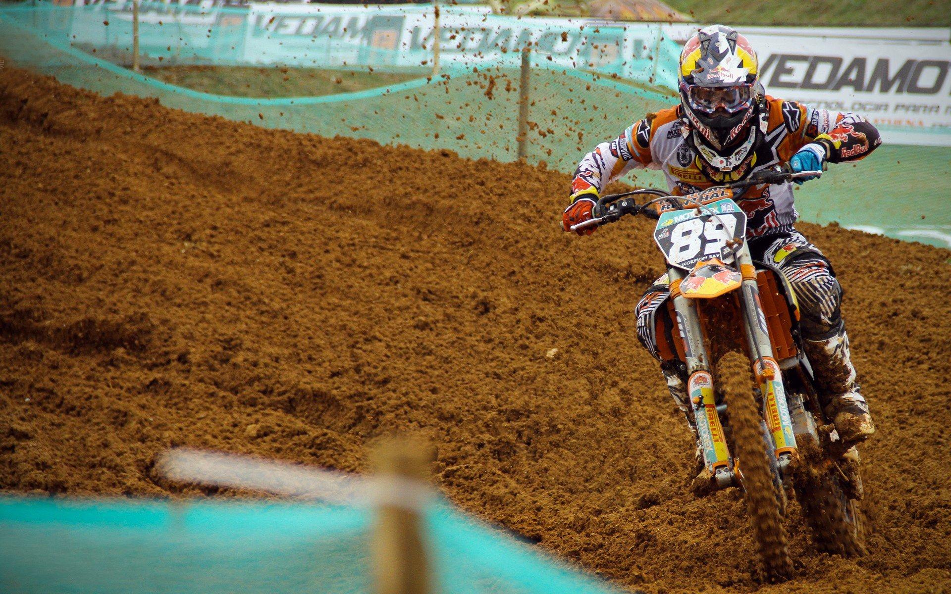 百场淬炼铸红蓝新魂，费尔明获赠纪念战袍铭刻成长之路